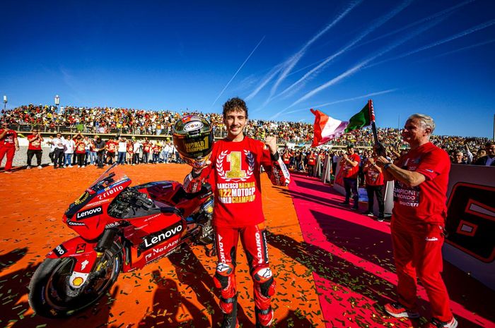 Pembalap Lenovo Ducati, Francesco Bagnaia merayakan gelar juara dunia MotoGP 2022.