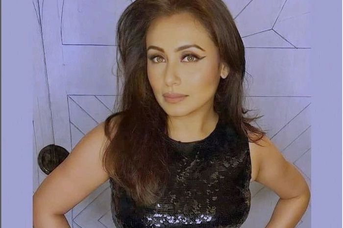 Rani Mukerji Tampak Glowing dengan Balutan Saree Warna Pink, Awet Muda