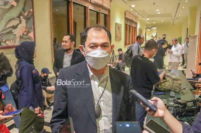 Komisaris Utama PT LIB (Liga Indonesia Baru), Juni Rachman, saat memberikan keterangan kepada awak media di Hotel Sultan, Senayan, Jakarta, 15 November 2022.