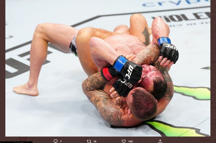 Michael Chandler saat dikalahkan Dustin Poirier dengan kuncian rear-naked choke di UFC 281 pada Minggu (13/11/2022)
