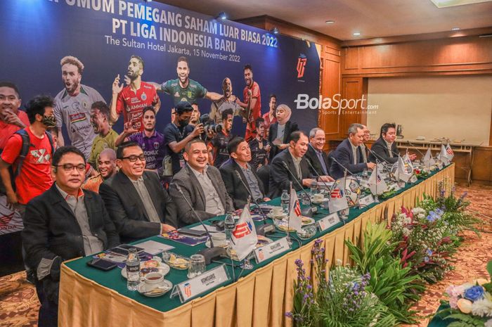 Suasana PSSI dan PT LIB (Liga Indonesia Baru) menjalani rapat bersama pemegang saham klub Liga 1 2022 di Hotel Sultan, Jakarta, 15 November 2022.