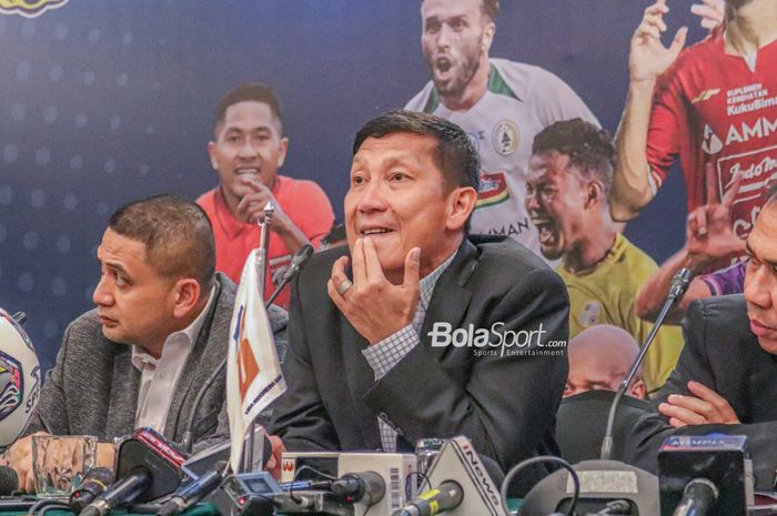 Direktur Utama PT LIB (Liga Indonesia Baru), Ferry Paulus, saat memberikan keterangan kepada awak media di Hotel Sultan, Senayan, Jakarta, 15 November 2022.