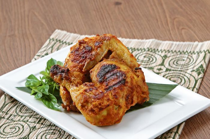 Hidangan ayam panggang pedas.