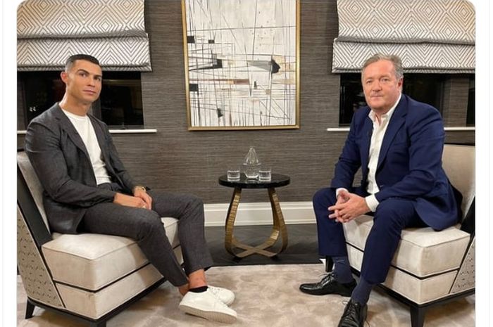 Bintang Manchester United, Cristiano Ronaldo (kiri), saat melakukan wawancara dengan Piers Morgan.