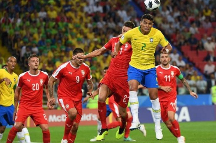 Momen bek timnas Brasil, Thiago Silva, saat mencetak gol ke gawang timnas Serbia dalam partai Grup E Piala Dunia 2018.