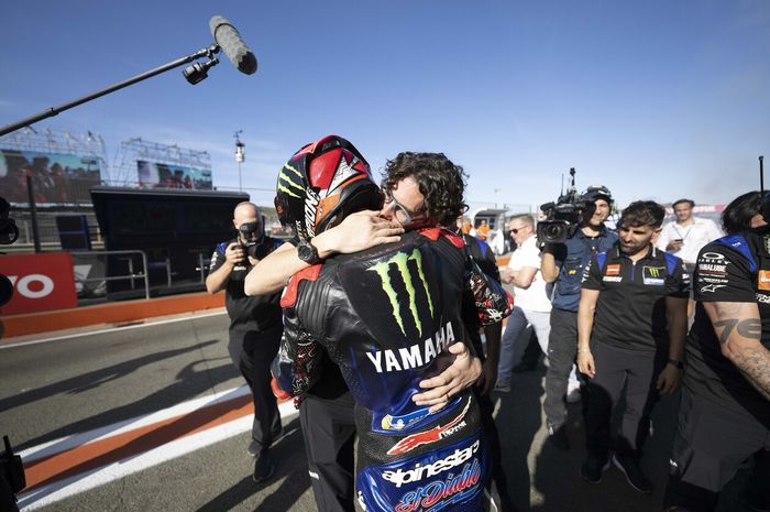 Pembalap Monster Energy Yamaha, Fabio Quartararo, dihibur oleh kepala krunya, Diego Gubellini, setelah balapan MotoGP Valencia yang digelar di Sirkuit Ricardo Tormo, Valencia, Spanyol, 6 November 2022.