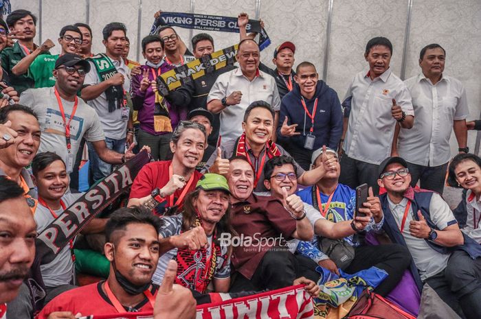 Ketua Umum PSSI, Mochamad Iriawan, sedang berfoto bersama dengan sejumlah suporter Liga Indonesia di Hotel Aston Kartika, Grogol, Jakarta Barat, 16 November 2022.