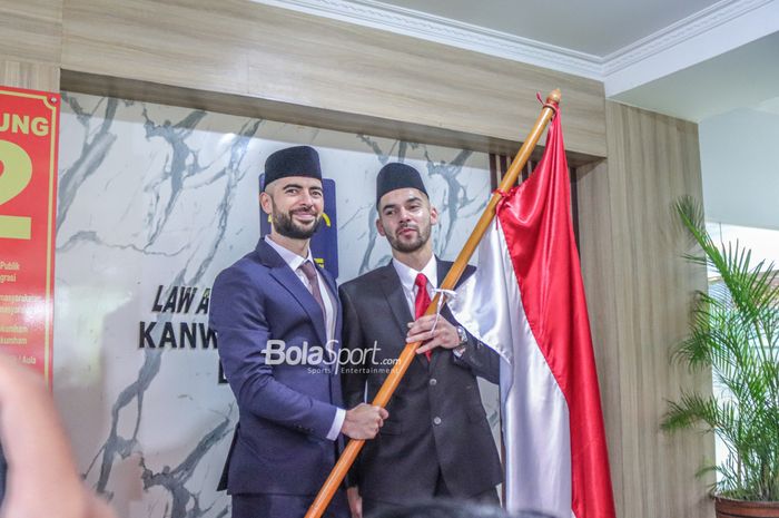 Jordi Amat (kiri) dan Sandy Walsh (kanan) sedang berfoto bersama di Kantor Wilayah Kemenkumham, Cawang, Jakarta, 17 November 2022.