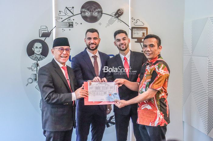 Ketua Umum PSSI, Mochamad Iriawan (kiri), tampak berfoto bersama Sandy Walsh dan Jordi Amat (tengah) yang baru saja mendapatkan Kartu Tanda Penduduk dan Kartu Keluarga di Kantor Dukcapil Pasar Minggu, Jakarta, 17 November 2022.