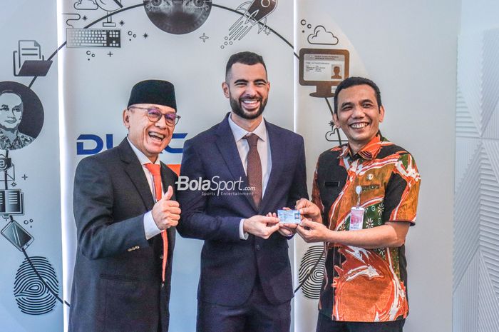 Ketua Umum PSSI, Mochamad Iriawan (kiri), tampak berfoto bersama Jordi Amat (tengah) yang baru saja mendapatkan Kartu Tanda Penduduk di Kantor Dukcapil Pasar Minggu, Jakarta, 17 November 2022.