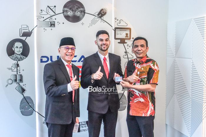 Ketua Umum PSSI, Mochamad Iriawan (kiri), tampak berfoto bersama Sandy Walsh (tengah) yang baru saja mendapatkan Kartu Tanda Penduduk di Kantor Dukcapil Pasar Minggu, Jakarta, 17 November 2022.