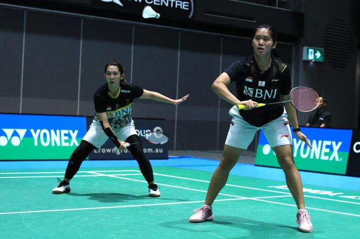 Pasangan ganda putri Indonesia, Lanny Tria Mayasari/Ribka Sugiarto, saat berlaga pada babak kedua Australian Open 2022 di Quay Centre, Sydney, Kamis (17/11/2022)