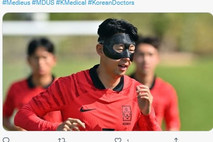 Bintang Korea Selatan, Son Heung-min, mengenakan masker untuk melindungi wajahnya yang sempat cedera. 