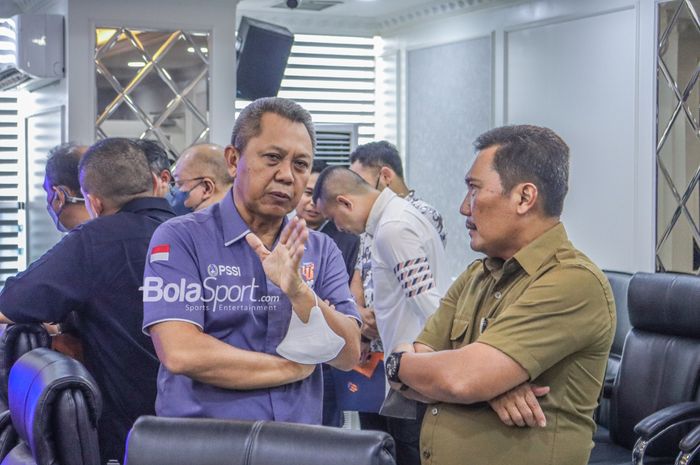 Direktur Operasional PT LIB (Liga Indonesia Baru), Sudjarno (kiri), saat berada di Kantor Kemenpora, Senayan, Jakarta, 18 November 2022.