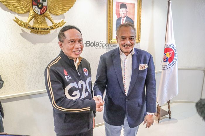 Menteri Pemuda dan Olahraga Republik Indonesia, Zainudin Amali (kiri), tampak sedang foto bersama dengan Fransisco Kalbuadi (kanan) selaku Komite Kompetisi AFF di Kantor Kemenpora, Senayan, Jakarta, 18 November 2022.