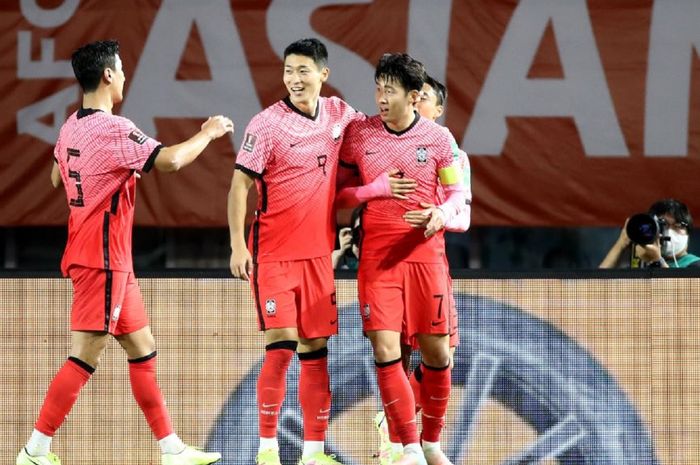 Son Heung-min (kanan) merayakan gol bersama rekan-rekannya di timnas Korea Selatan.