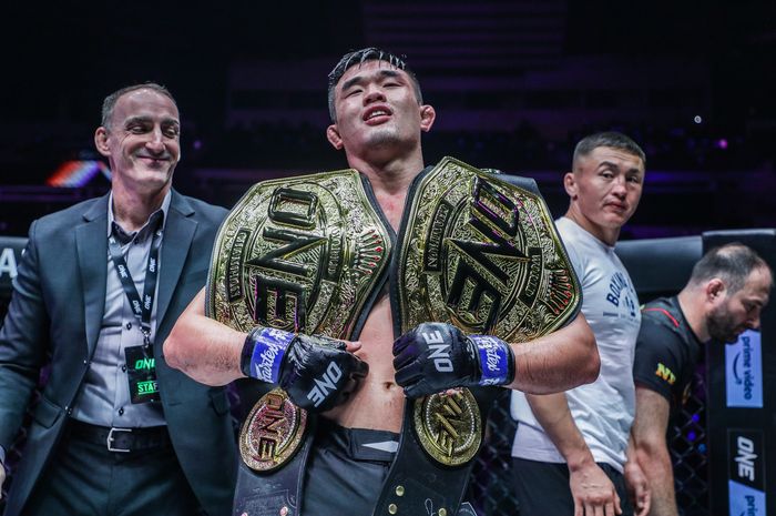 Christian Lee menjadi juara 2 divisi ONE Championship setelah merebut sabuk kelas welter dengan mengalahkan Kiamrian Abbasov di ONE Fight Night 4, Sabtu (19/11/2022) di Singapura.