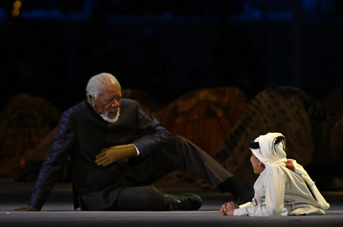 Morgan Freeman (kiri) berdialog dengan Ghanim al-Muftah dalam momen opening ceremony Piala Dunia 2022 di Al-Bayt Stadium, Al Khor, Doha (20/11/2022).