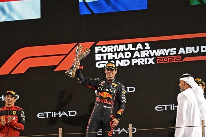 Pembalap Red Bull Racing, Max Verstappen (tengah), merayakan kemenangannya pada balapan F1 GP Abu Dhabi di Sirkuit Yas Marina, Uni Emirat Arab, 20 November 2022.