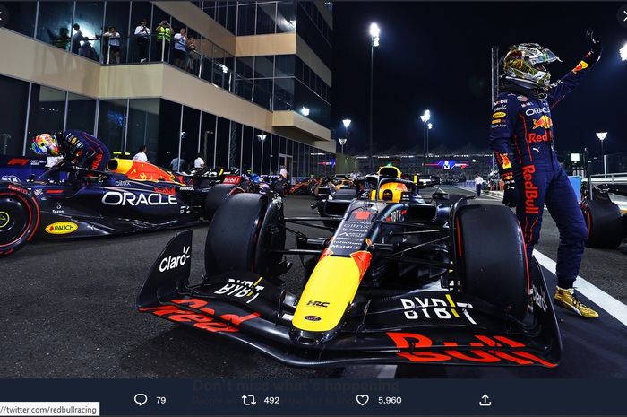 Tim Red Bull Racing mengunci posisi start 1-2 melalui Max Verstappen dan Sergio Perez pada kualifikasi GP Abu Dhabi di Sirkuit Yas Marina, Uni Emirat Arab, 19 November 2022.