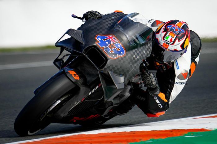 Mantan pembalap Ducati, Jack Miller saat mengendarai sepeda motor KTM di tes MotoGP Valencia.