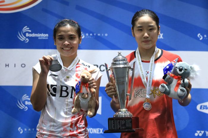 Pebulu tangkis tunggal putri Indonesia, Gregoria Mariska Tunjung dan An Se-young (Korea Selatan) di podium Australian Open 2022 di Quay Centre, Sydney, Minggu (20/11/2022).
