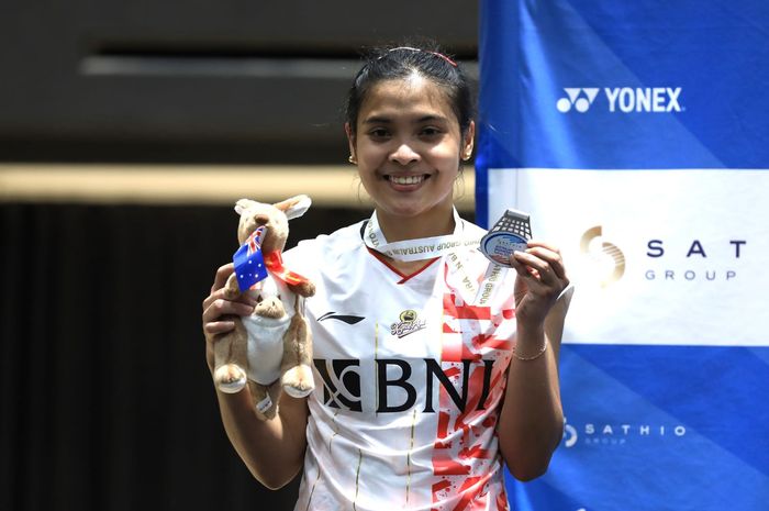 Pebulu tangkis tunggal putri Indonesia, Gregoria Mariska Tunjung, berpose di podium Australian Open 2022 di Quay Centre, Sydney, Minggu (20/11/2022).