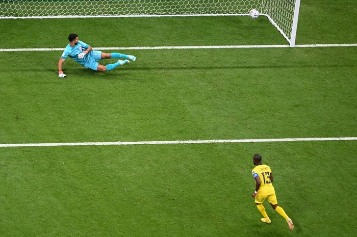 Momen striker timnas Ekuador, Enner Valencia, mencetak gol dari titik putih ke gawang timnas Qatar yang dijaga kiper Saad Al Sheeb pada partai perdana Grup A Piala Dunia 2022 di Al Bayt Stadium, Minggu (20/11/2022).