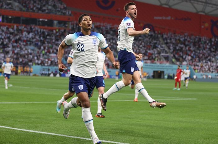 Gelandang Inggris, Jude Bellingham (kiri), merayakan golnya ke gawang Iran pada babak pertama matchday 1 Grup B Piala Dunia 2022, Senin (21/11/2022) di Stadion Khalifa International