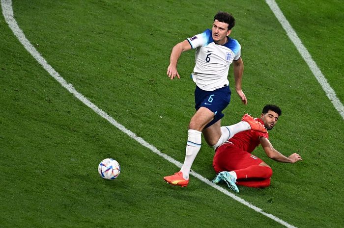 Aksi Harry Maguire dalam duel timnas Inggris vs Iran pada Grup B Piala Dunia 2022 di Khalifa International Stadium (21/11/2022).