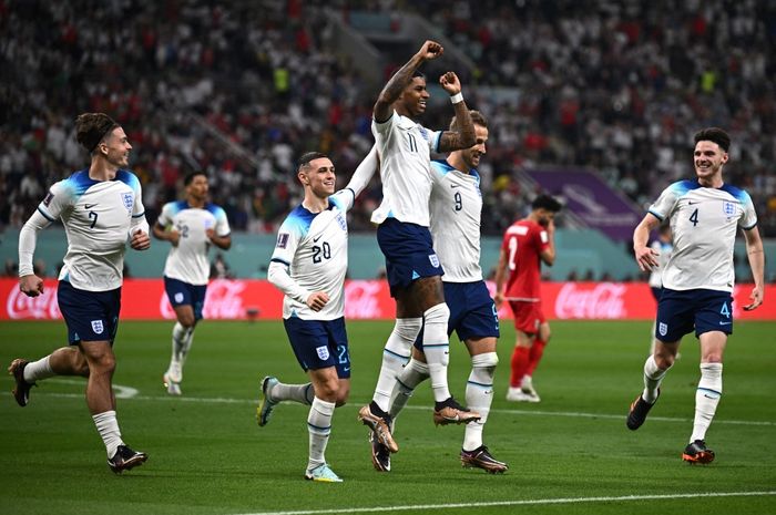 Para pemain Inggris merayakan gol Marcus Rashford (11) ke gawang Iran pada pertandingan pertama Grup B Piala Dunia 2022 di Stadion Khalifa International, Senin (21/11/2022)