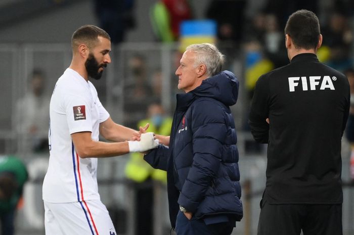 Karim Benzema (kiri) menyebut  pelatih timnas Prancis, Didier Deschamps, sebagai badut pembohong saat membongkar ketidakadilan.
