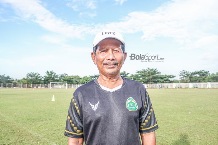 Pelatih Persikabo 1973, Djadjang Nurdjaman, saat ditemui di Lapangan Luar Pakansari, Bogor, Jawa Barat, 21 November 2022.