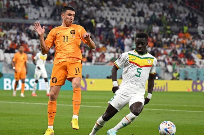Penyerang Belanda, Steven Bergwijn, berhadapan dengan gelandang Senegal, Idrisse Gueye, di laga perdana babak penyisihan Grup A Piala Dunia 2022.