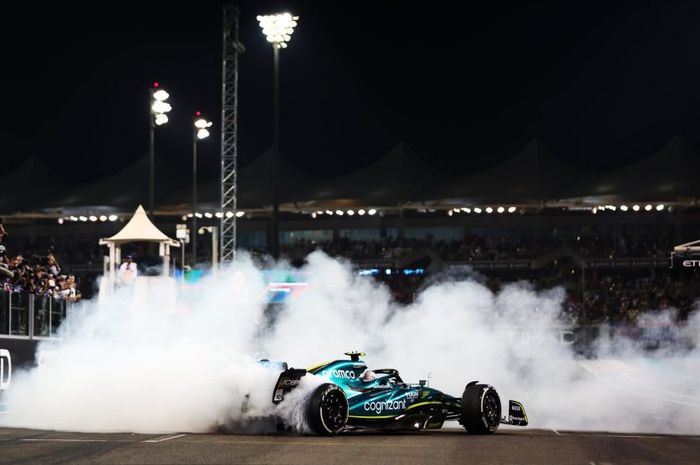 Aksi pembalap tim Aston Martin Aramco Cognizant F1, Sebastian Vettel pada balapan perpisahannya di GP Abu Dhabi, Minggu (20/11/2022)