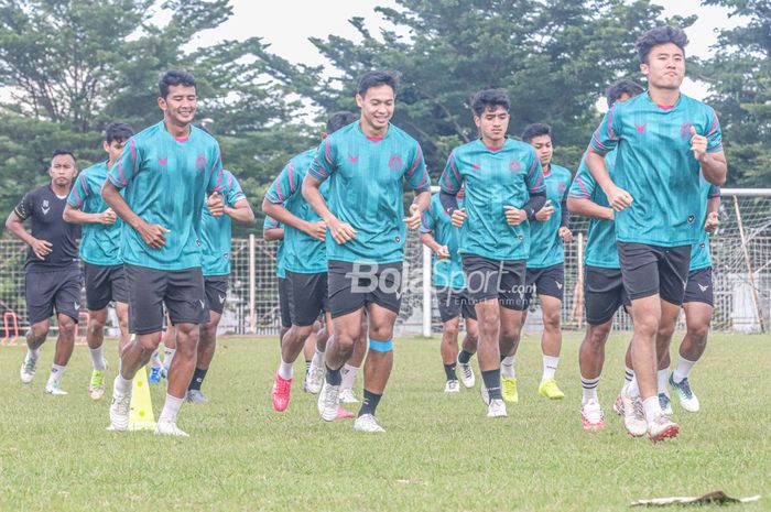 (Dari kiri ke kanan) Didik Wahyu dan Andy Setyo dan sejumlah pemain Persikabo 1973 lainnya sedang berlatih di Lapangan Luar Pakansari, Bogor, Jawa Barat, 21 November 2022.