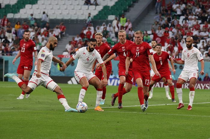 Aksi gelandang timnas Tunisia, Aisa Laidouni (14), melepas tendangan ke gawang timnas Denmark pada laga fase grup Piala Dunia 2022 di Stadion Education City, Selasa (22/11/2022).
