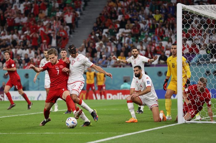 Gelandang timnas Denmark, Matthias Jensen (7), berduel dengan Ellyes Skhiri pada laga Piala Dunia 2022 melawan timnas Tunisia di Stadion Education City, Selasa (22/11/2022).