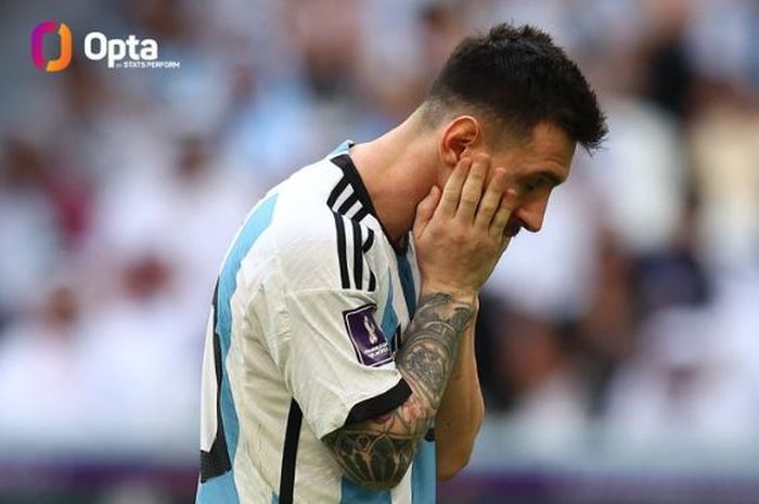 Ekspresi kapten Timnas Argentina, Lionel Messi, usai timnya menelan kekalahan dari Timnas Arab Saudi di laga Grup C Piala Dunia 2022, Selasa (22/11/2022).
