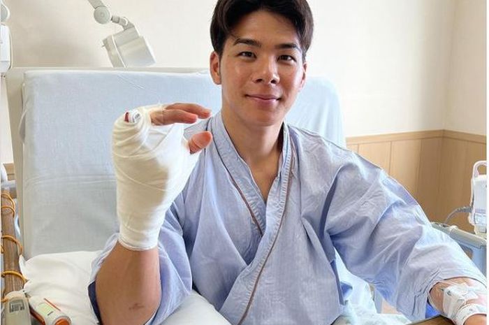 Pembalap tim LCR Honda, Takaaki Nakagami usai menjalani operasi ketiga  pada tangan kanannya