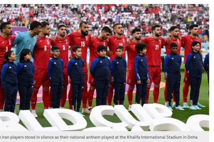 Para pemain tim nasional Iran tidak menyanyikan lagu kebangsaan jelang laga perdana Grup B Piala Dunia 2022 versus Inggris di Stadion Khalifa International, Senin (21/11/2022) . 