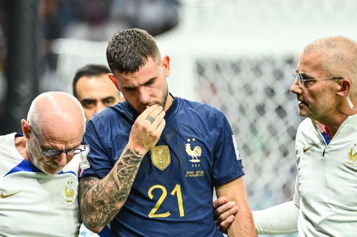 Ekspresi kekecewaan bek timnas Prancis, Lucas Hernandez, saat ditarik keluar akibat mendapatkan cedera dalam laga melawan timnas Australia pada partai perdana Grup D Piala Dunia 2022, Selasa (22/11/2022).