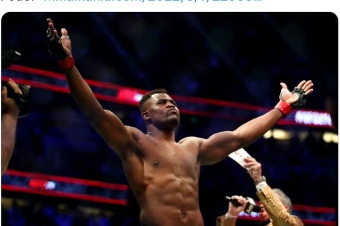 Petarung kelas berat UFC, Francis Ngannou  memberikan dukungan pada Kamaru Usman