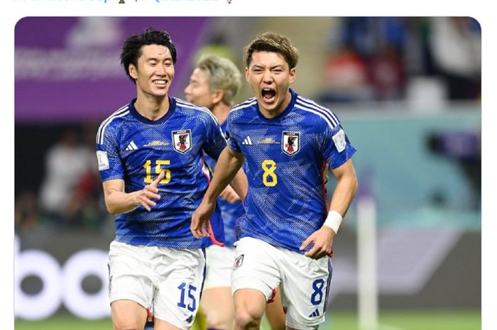 Striker Jepang Ritsu Doan (kanan) selebrasi seusai membobol gawang Jerman dalam Piala Dunia 2022 di Qatar, Rabu (23/11/2022).