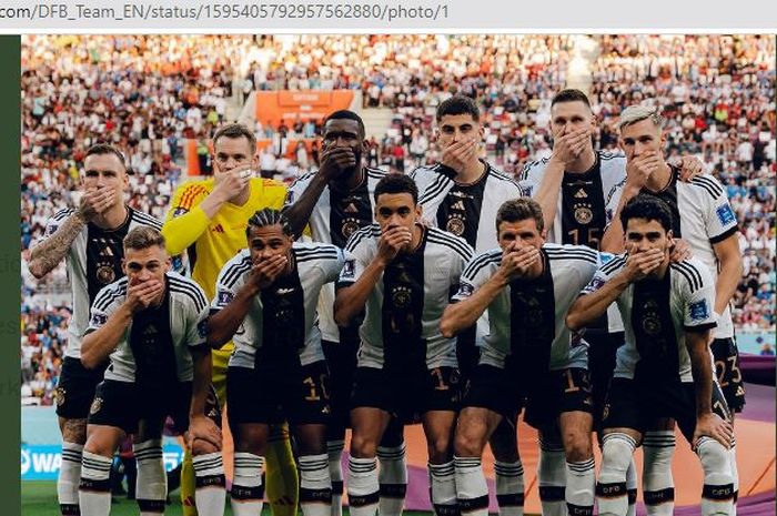 Protes timnas Jerman lewat gestur tutup mulut sebelum laga Piala Dunia 2022 melawan timnas Jepang di Stadion Khalifa Internasional, Rabu (23/11/2022).