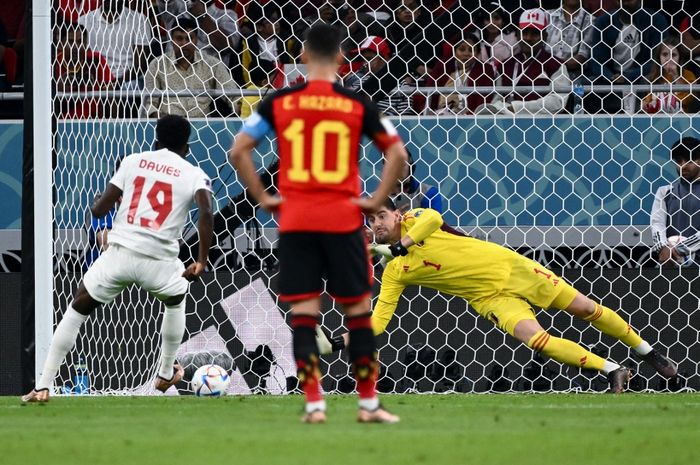 Thibaut Courtois mampu menepis tendangan penalti Alphonso Davies pada laga pertama Grup F Piala Dunia 2022 antara timnas Belgia dan timnas Kanada, Rabu (23/11/2022) atau Kamis dini hari WIB.