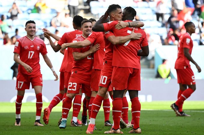 Para pemain timnas Swiss merayakan gol yang dicetak oleh Breel Embolo ke gawang timnas Kamerun pada partai perdana Grup G Piala Dunia 2022, Kamis (24/11/2022).