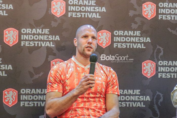 Mantan pemain timnas Belanda, Ron Vlaar, saat jumpa pers Oranje Indonesia Festival di Hotel Fairmont, Senayan, Jakarta, 24 November 2022.