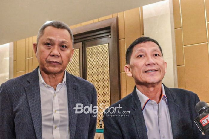 Direktur Operasional PT LIB (Liga Indonesia Baru), Sudjarno (kiri) dan Direktur Utama PT LIB, Ferry Paulus (kanan), sedang memberikan keterangan kepada awak media di Hotel Sultan, Senayan, Jakarta, 24 November 2022.