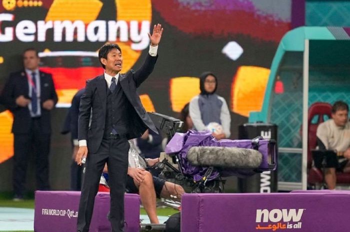 Pelatih timnas Jepang, Hajime Moriyasu, saat memberikan arahan  dalam partai perdana Grup E Piala Dunia 2022 melawn timnas Jerman, Rabu (23/11/2022).